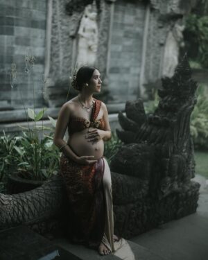 Westny Dj Instagram - Dear Tubuh..
Terima kasih sudah kuat utk memberi ruang bagi yang mau lahir baru.
Terima kasih sudah menguatkan Atman ku utk bekerjasama dengan baik bagi bayiku.

Dear suami..
Terima kasih sudah mempercayakan aku dibuahi olehmu.
Terima kasih sudah memilihku utk memberikanmu keturunan utk melanjutkan generasimu.

Dear Kaimano..
Terima kasih sudah memilih rahimku utk jadi Ibumu..
Terima kasih sudah bersedia dan memberi izin untuk kamu menjadi seorang kakak..

Styled by : @cahyadewibali @cahyadewibaliteam 
MUA   Hairdo : @merrydhacrosta_cahyadewiteam 
Photographed by : @oka.dharmawan 

#doa #ibu #ibuhamil #mom #pregnancy #adat #adatbali #tradisi #hidup #life #berkah #blessing #photography #vintage #oldschool #maternity #maternityphotography