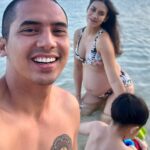 Westny Dj Instagram - That perfect timing to just have a peaceful Time.. to surrender to fulfill that empty bucket as human, to feel existed, present and Live also to be Loved🌹 #32weekspregnant #pregnant #mom #familytime #family #bonding #peaceful #mind #happiness #life #balilife #beach
