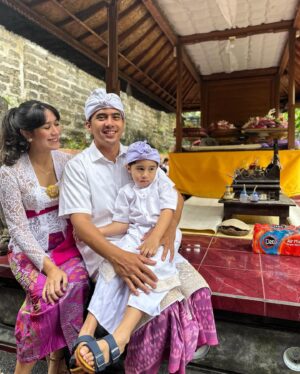 Westny Dj Instagram - Perayaan Galungan dan Kuningan kali ini Lengkap Formasi❤️
Doa yg selama ini ku bener- bener kenceng berdoa, utk keutuhan Keluarga supaya bisa merayakan Hari Raya terutama bareng suami @igwsk , tapi ISWW baik bgt, kasih tambah rejeki utk bisa Rayakan Galungan sama 1 Upcoming anggota keluarga kecil kami.. si Gembil😍

Rahajeng Galungan lan Kuningan. Ngaturang ayah-ayah suksma, peseng ihin, lan sami purna bhakti 🙏🏻

(Selamat Hari Raya Galungan dan Kuningan. Menghaturkan doa sukses, damai, dan penuh pengabdian kepada Tuhan.)

#galungan #galungankuningan #tradisi #upacaraadatbali #balinese #24weekspregnant #family