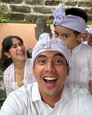 Westny Dj Instagram - Perayaan Galungan dan Kuningan kali ini Lengkap Formasi❤️
Doa yg selama ini ku bener- bener kenceng berdoa, utk keutuhan Keluarga supaya bisa merayakan Hari Raya terutama bareng suami @igwsk , tapi ISWW baik bgt, kasih tambah rejeki utk bisa Rayakan Galungan sama 1 Upcoming anggota keluarga kecil kami.. si Gembil😍

Rahajeng Galungan lan Kuningan. Ngaturang ayah-ayah suksma, peseng ihin, lan sami purna bhakti 🙏🏻

(Selamat Hari Raya Galungan dan Kuningan. Menghaturkan doa sukses, damai, dan penuh pengabdian kepada Tuhan.)

#galungan #galungankuningan #tradisi #upacaraadatbali #balinese #24weekspregnant #family