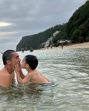 Westny Dj Instagram - That perfect timing to just have a peaceful Time.. to surrender to fulfill that empty bucket as human, to feel existed, present and Live also to be Loved🌹

#32weekspregnant #pregnant #mom #familytime #family #bonding #peaceful #mind #happiness #life #balilife #beach