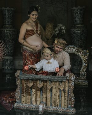 Westny Dj Instagram - Dear Tubuh..
Terima kasih sudah kuat utk memberi ruang bagi yang mau lahir baru.
Terima kasih sudah menguatkan Atman ku utk bekerjasama dengan baik bagi bayiku.

Dear suami..
Terima kasih sudah mempercayakan aku dibuahi olehmu.
Terima kasih sudah memilihku utk memberikanmu keturunan utk melanjutkan generasimu.

Dear Kaimano..
Terima kasih sudah memilih rahimku utk jadi Ibumu..
Terima kasih sudah bersedia dan memberi izin untuk kamu menjadi seorang kakak..

Styled by : @cahyadewibali @cahyadewibaliteam 
MUA   Hairdo : @merrydhacrosta_cahyadewiteam 
Photographed by : @oka.dharmawan 

#doa #ibu #ibuhamil #mom #pregnancy #adat #adatbali #tradisi #hidup #life #berkah #blessing #photography #vintage #oldschool #maternity #maternityphotography