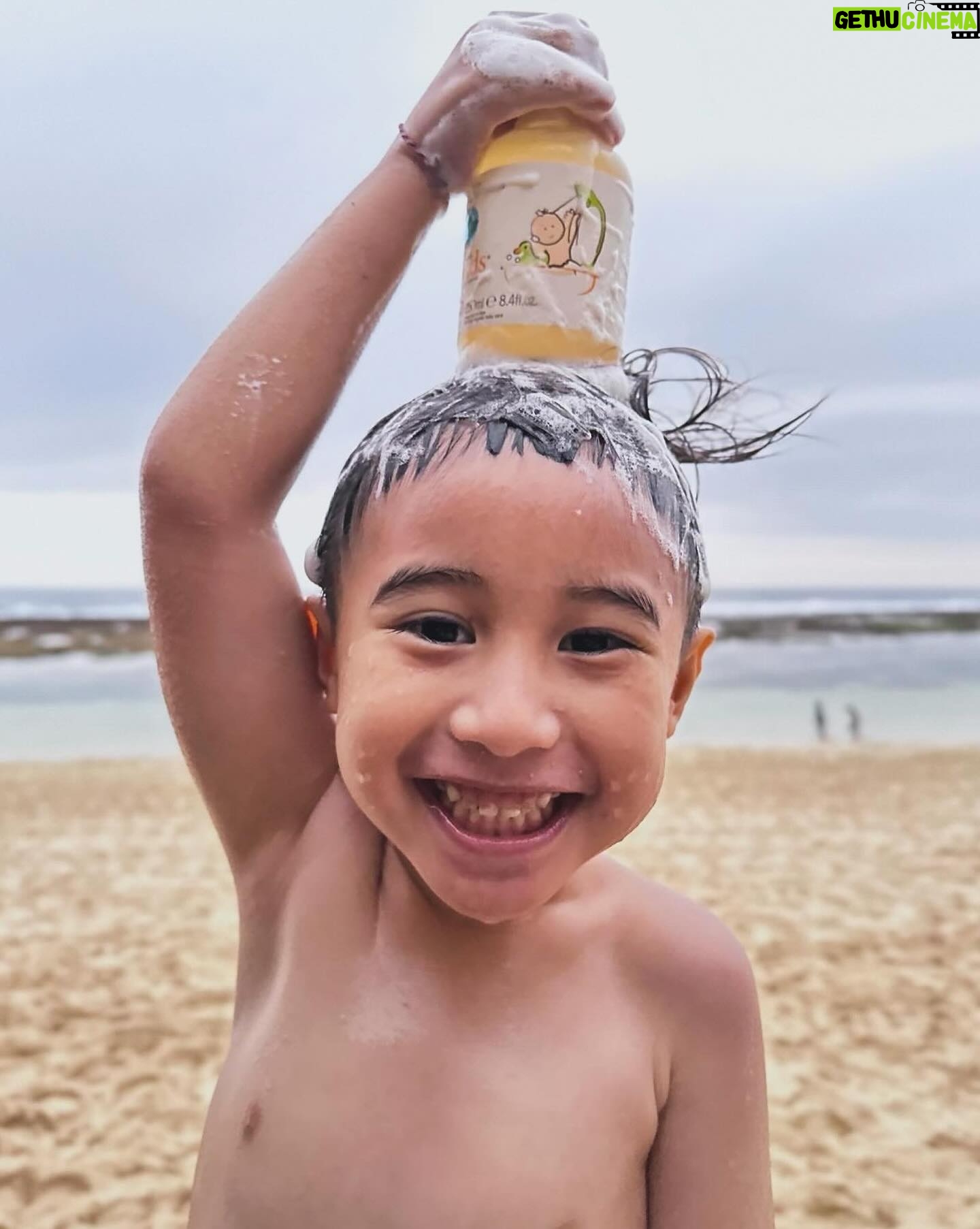 Westny Dj Instagram - @budsorganics.id has been almost whole toddler lifenya Kaimano😍 segala ingredientsnya yg organic bikin aku as mom felt that comfort utk skin needsnya Kaimano.. bahkan nanti untuk Gembilll yang sebentar lg hadir di dunia Unique ini😍 And these are My essentials needs utk kebutuhan dailynya kaimano dari kecil, From Head to Toe😍 Starting with solar Care Lotion , secara matahari Bali amazingly hot, of course kulit harus terlindungi😍 Dan kalo kulit mulai iritasi si super soothing rescue nih yg cepet bgt ilangin segala alergi, bruntusan di kulit😍! Same with Baby Bum Balm, segala perlecetan di area kulit trutama ranah bokong anak🫶🏻 such a savior! For shower head to toe cleanser helped me so much khususnya pas traveling!krn cukup 1 sabun bisa utk shampooing and showering😍, after that jgn lupa pake Mozzie Clear Spray biar para nyamuk jauh2 dari kaimano and even i can use it😍 So Moms, what's your perang Essentials untuk anak2 kalian? #budsorganics #organic #bathessentials #essentials #kids #alatmandi #baby #babystuff #babyneeds
