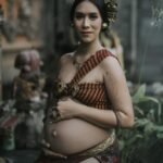Westny Dj Instagram - Dear Tubuh.. Terima kasih sudah kuat utk memberi ruang bagi yang mau lahir baru. Terima kasih sudah menguatkan Atman ku utk bekerjasama dengan baik bagi bayiku. Dear suami.. Terima kasih sudah mempercayakan aku dibuahi olehmu. Terima kasih sudah memilihku utk memberikanmu keturunan utk melanjutkan generasimu. Dear Kaimano.. Terima kasih sudah memilih rahimku utk jadi Ibumu.. Terima kasih sudah bersedia dan memberi izin untuk kamu menjadi seorang kakak.. Styled by : @cahyadewibali @cahyadewibaliteam MUA Hairdo : @merrydhacrosta_cahyadewiteam Photographed by : @oka.dharmawan #doa #ibu #ibuhamil #mom #pregnancy #adat #adatbali #tradisi #hidup #life #berkah #blessing #photography #vintage #oldschool #maternity #maternityphotography