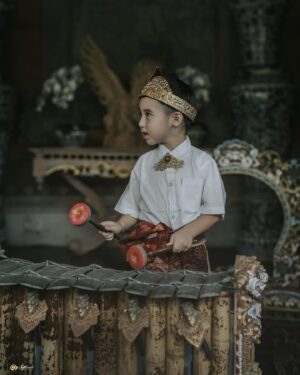 Westny Dj Instagram - Dear Tubuh..
Terima kasih sudah kuat utk memberi ruang bagi yang mau lahir baru.
Terima kasih sudah menguatkan Atman ku utk bekerjasama dengan baik bagi bayiku.

Dear suami..
Terima kasih sudah mempercayakan aku dibuahi olehmu.
Terima kasih sudah memilihku utk memberikanmu keturunan utk melanjutkan generasimu.

Dear Kaimano..
Terima kasih sudah memilih rahimku utk jadi Ibumu..
Terima kasih sudah bersedia dan memberi izin untuk kamu menjadi seorang kakak..

Styled by : @cahyadewibali @cahyadewibaliteam 
MUA   Hairdo : @merrydhacrosta_cahyadewiteam 
Photographed by : @oka.dharmawan 

#doa #ibu #ibuhamil #mom #pregnancy #adat #adatbali #tradisi #hidup #life #berkah #blessing #photography #vintage #oldschool #maternity #maternityphotography