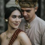 Westny Dj Instagram - Dear Tubuh.. Terima kasih sudah kuat utk memberi ruang bagi yang mau lahir baru. Terima kasih sudah menguatkan Atman ku utk bekerjasama dengan baik bagi bayiku. Dear suami.. Terima kasih sudah mempercayakan aku dibuahi olehmu. Terima kasih sudah memilihku utk memberikanmu keturunan utk melanjutkan generasimu. Dear Kaimano.. Terima kasih sudah memilih rahimku utk jadi Ibumu.. Terima kasih sudah bersedia dan memberi izin untuk kamu menjadi seorang kakak.. Styled by : @cahyadewibali @cahyadewibaliteam MUA Hairdo : @merrydhacrosta_cahyadewiteam Photographed by : @oka.dharmawan #doa #ibu #ibuhamil #mom #pregnancy #adat #adatbali #tradisi #hidup #life #berkah #blessing #photography #vintage #oldschool #maternity #maternityphotography
