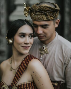 Westny Dj Instagram - Dear Tubuh..
Terima kasih sudah kuat utk memberi ruang bagi yang mau lahir baru.
Terima kasih sudah menguatkan Atman ku utk bekerjasama dengan baik bagi bayiku.

Dear suami..
Terima kasih sudah mempercayakan aku dibuahi olehmu.
Terima kasih sudah memilihku utk memberikanmu keturunan utk melanjutkan generasimu.

Dear Kaimano..
Terima kasih sudah memilih rahimku utk jadi Ibumu..
Terima kasih sudah bersedia dan memberi izin untuk kamu menjadi seorang kakak..

Styled by : @cahyadewibali @cahyadewibaliteam 
MUA   Hairdo : @merrydhacrosta_cahyadewiteam 
Photographed by : @oka.dharmawan 

#doa #ibu #ibuhamil #mom #pregnancy #adat #adatbali #tradisi #hidup #life #berkah #blessing #photography #vintage #oldschool #maternity #maternityphotography