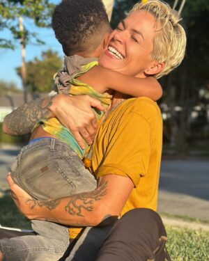 Whitney Mixter Instagram - A golden thread exists between mother and child.🪡Much like the chord that connects a kite 🪁to its anchor, I will always be here to ground you, to hold you steady in the elements, to give you all the space you need to fly confidently because you know that you can always follow the line home if you need to. 🔱

Big love to @onegoldenthread for not only fitting me here in the most comfortable clothes I’ve worn…but for dedicating their vision to one of collective consciousness; reimagining fashion and bettering the Earth one thread at a time to help ensure that our next generations have a place to thrive.

Check them out and enter code: Whitney11 for 11% off

#ogtpartner #onegoldenthread #mothersday