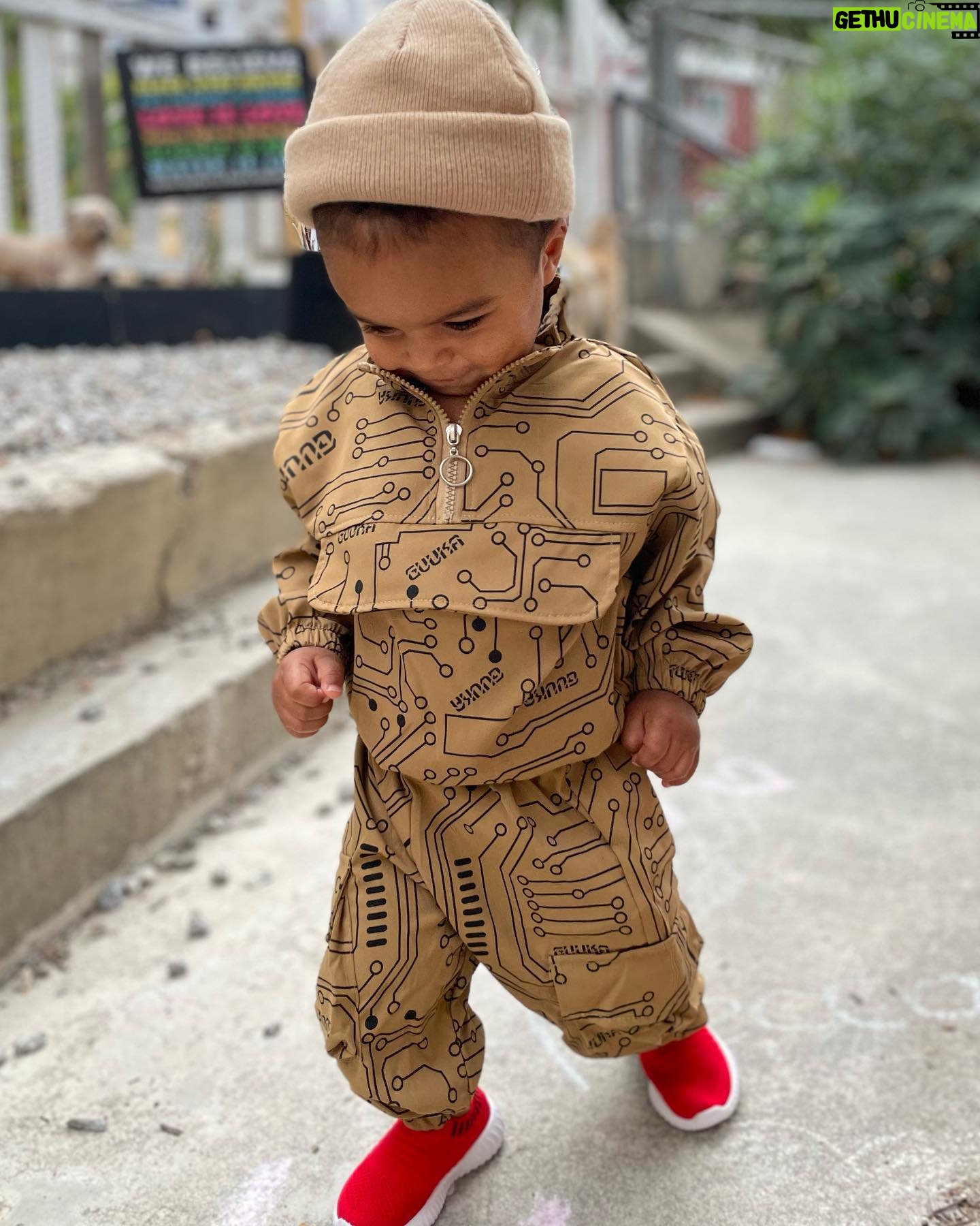 Whitney Mixter - 6.7K Likes - Dear insane LA heat,
My mom and I have cute ass Fall fits we’re trying to get into so please wrap it up here. Thanks.
Sincerely,
An October baby and a Pumpkin Spice, burnt orange loving Mom.
@meccasilasmoon
🎃🍁🍂🍵