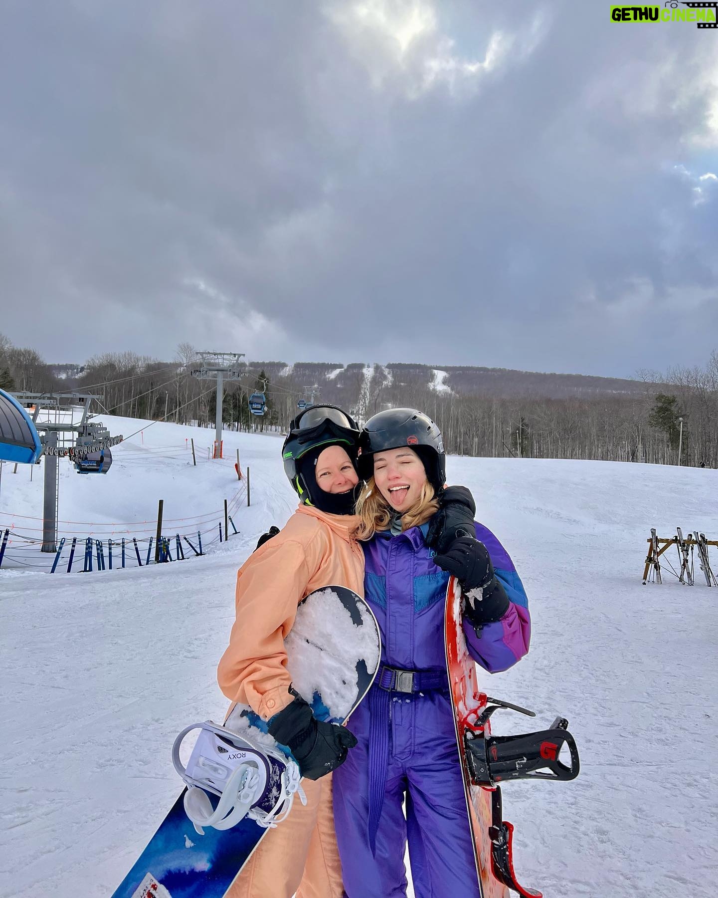 Willa Fitzgerald Instagram - Anyone who knows me knows well the mania that sets in when I try something new 🏂 (photo cred: @missyou_music)