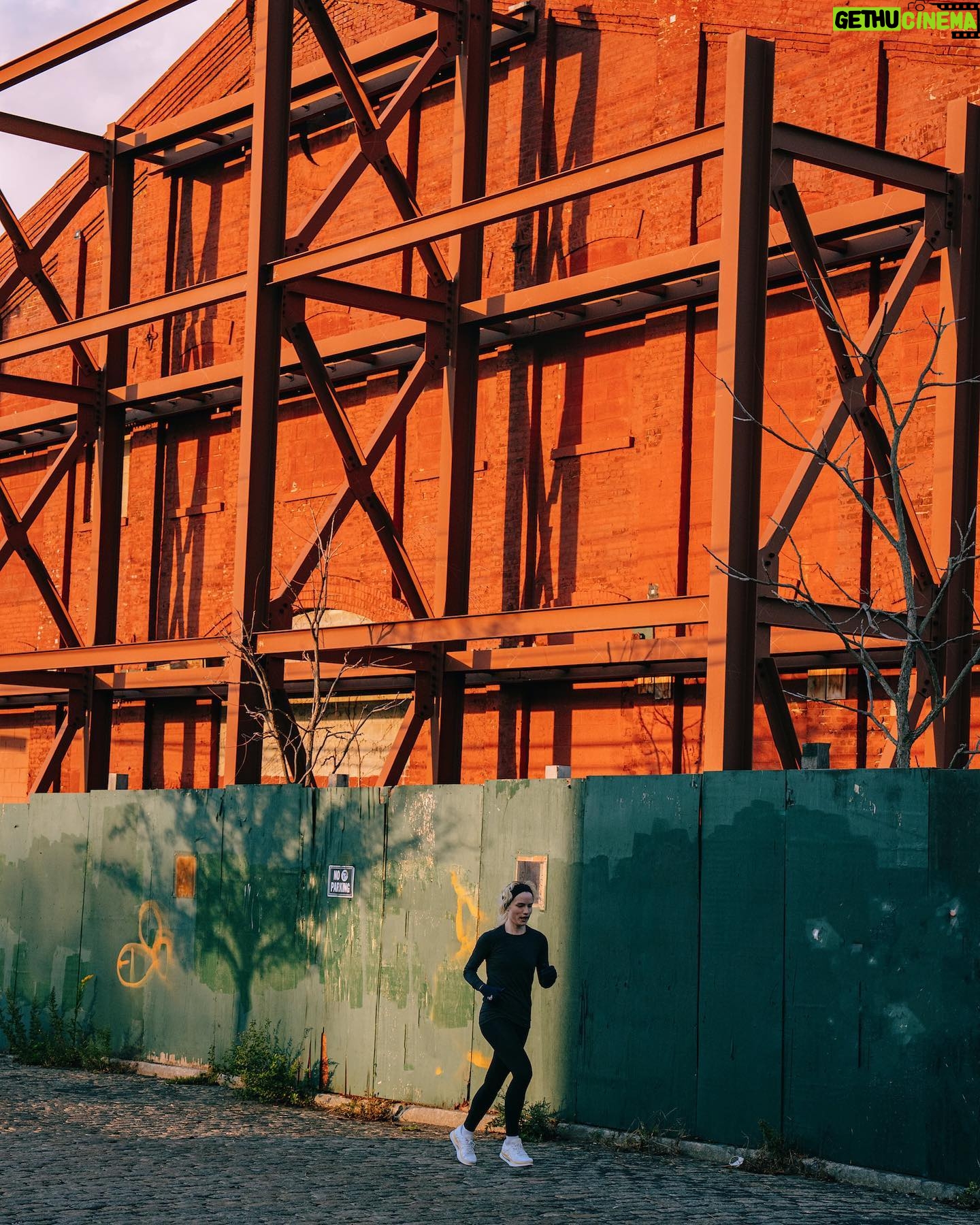 Willa Fitzgerald Instagram - I love a NYC run. Thank you for the photos and the piece, @tracksmithrunning. ♥️