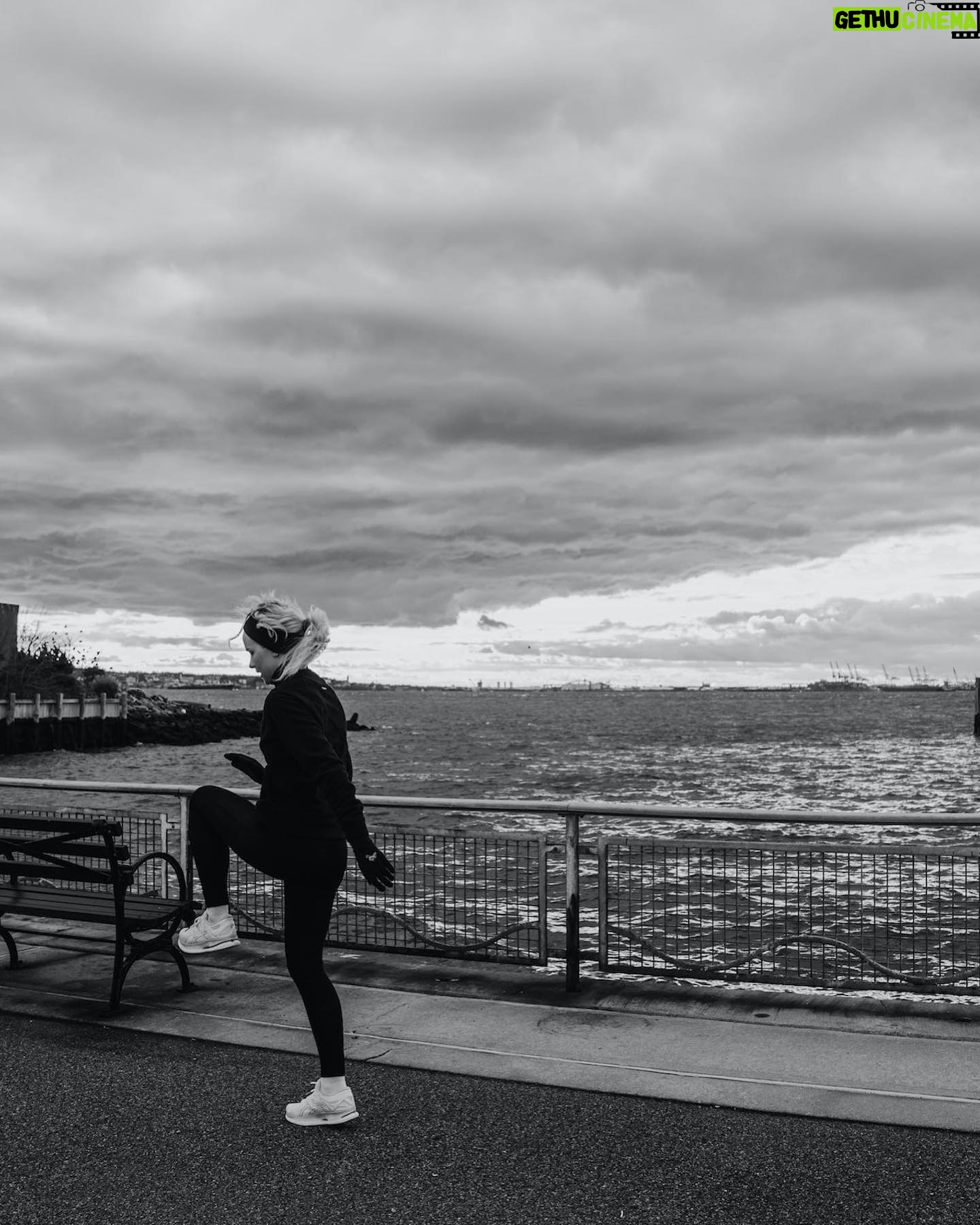 Willa Fitzgerald Instagram - I love a NYC run. Thank you for the photos and the piece, @tracksmithrunning. ♥️