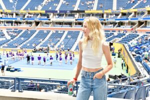 Willa Fitzgerald Instagram - I may have only played tennis for 1 summer when I was 10, but boy oh boy do I love the #usopen! Thank you for having me, @heineken_us 💚 #heinekenpartner