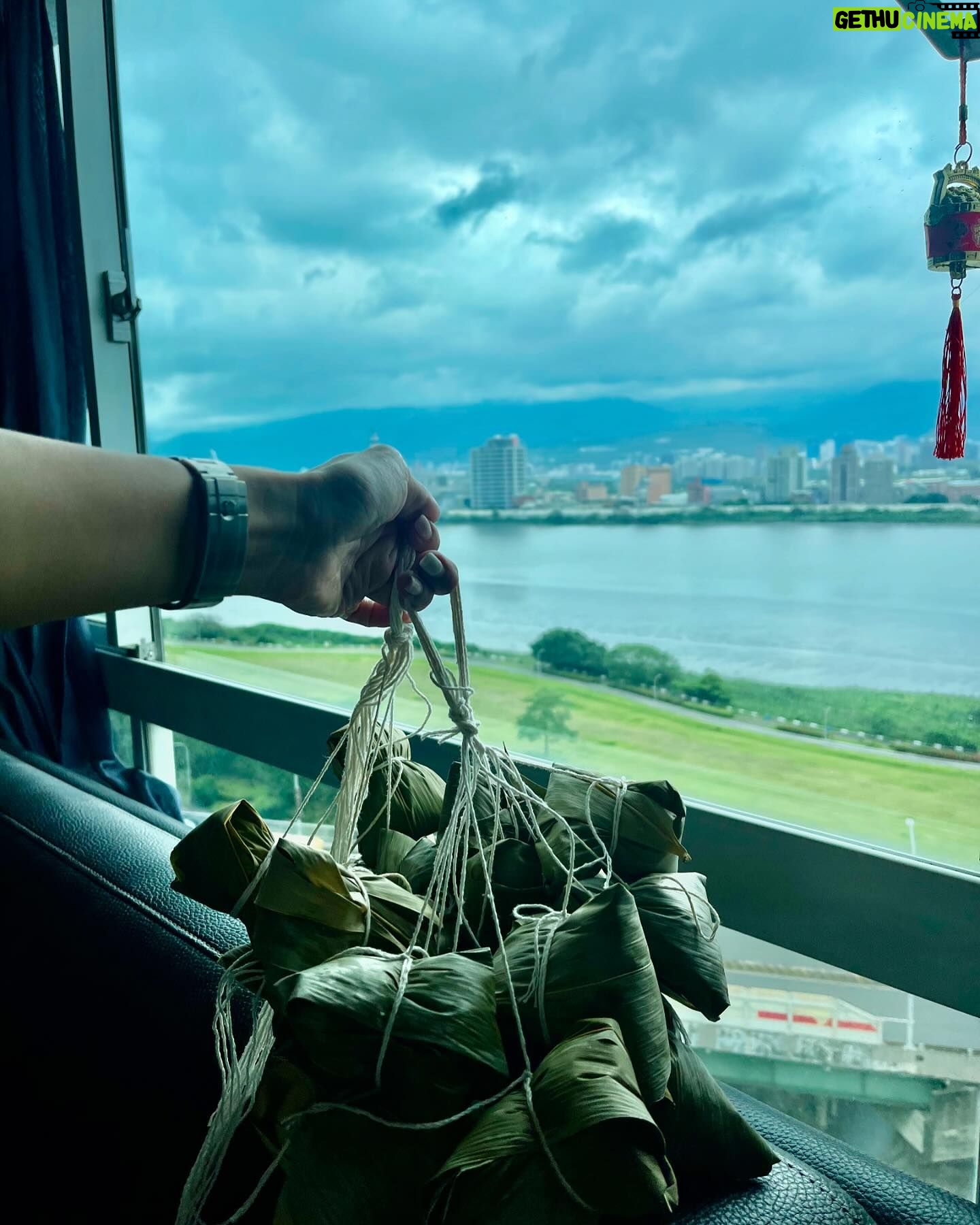 Windie Chang - 4.3K Likes - 我的新技能又多了一項了❤️謝謝婆婆這些年訓練我包粽子🐲我現在粽子包的又快又美😌
祝大家端午節快樂👏