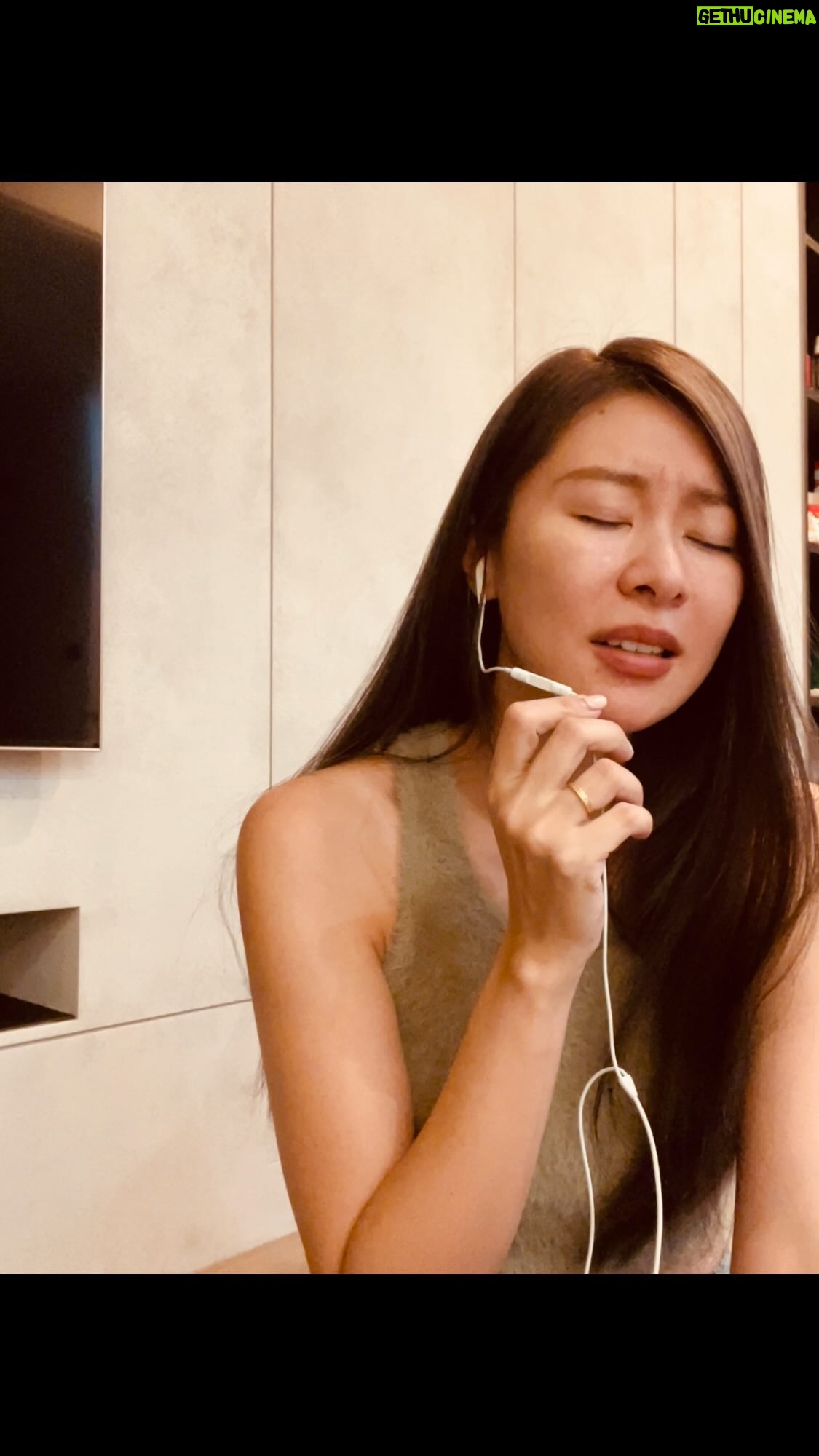 Windie Chang - 0.9K Likes - 有一種悲傷,這次cover算是完全沒有嘗試過這種需要安靜跟自己對話跟後面將自己情緒更重,然後再收起,因為最近消防員殉職的新聞,讓人心痛,謝謝你們保護著我們!希望不要再有悲傷,只管將平安健康帶給這兩位消防員的家人!祝福他們!
也再次可以拿起耳機聆聽我的「有一種悲傷」的cover版本,影片後面,我用全黑畫面,對你們致意也致敬!
Ps.因為是用耳機錄音,後面有點小爆掉,還真是希望大家喜歡