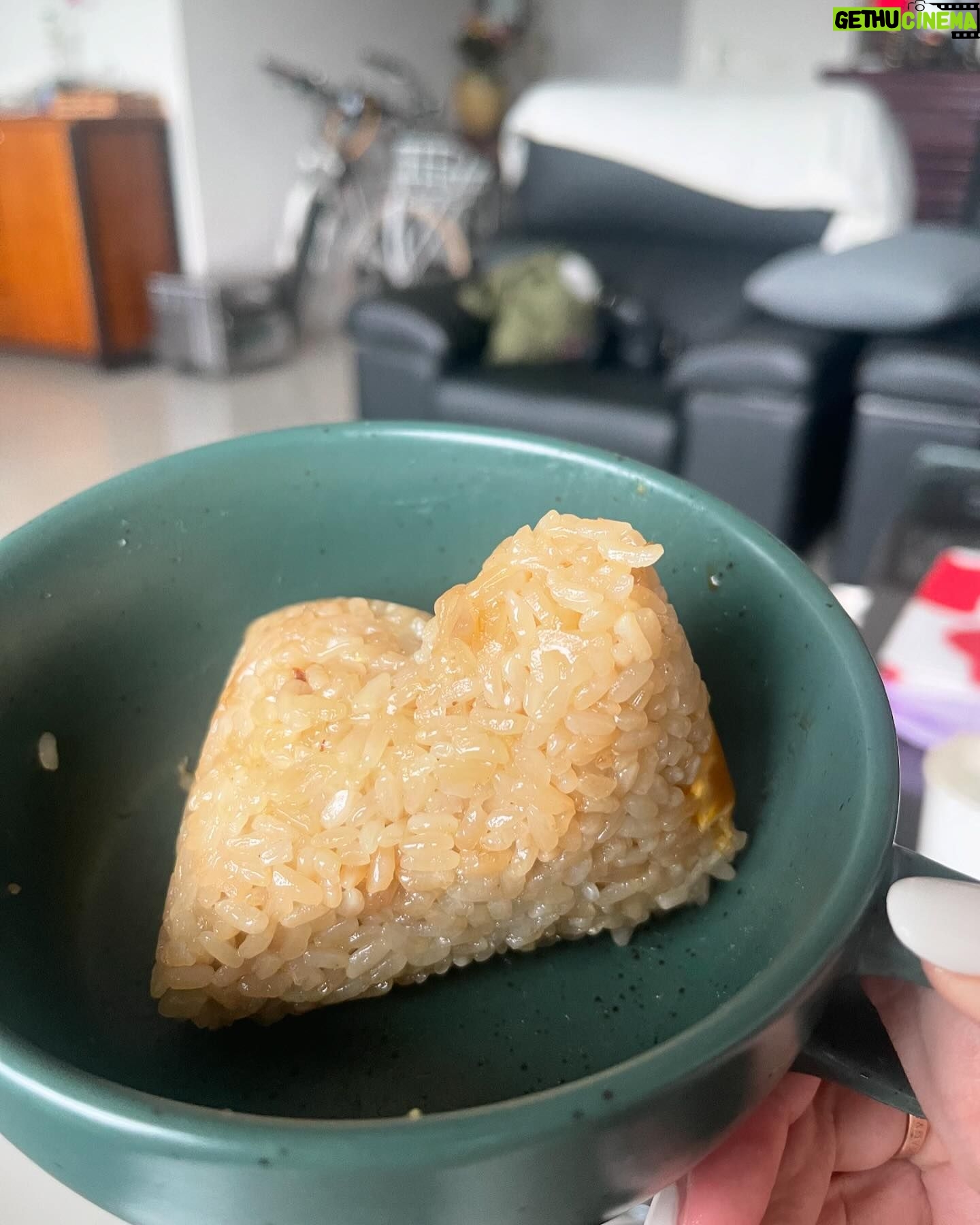 Windie Chang - 4.3K Likes - 我的新技能又多了一項了❤️謝謝婆婆這些年訓練我包粽子🐲我現在粽子包的又快又美😌
祝大家端午節快樂👏