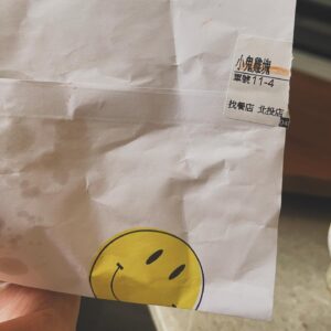 Windie Chang Instagram - 今天點早餐，想說來個雞塊好了，結果拿到餐點開吃的時候，整個會心一笑（會不會這麼巧🫣）

我自以為的當祢在天堂透過雞塊跟我問好喔😀

#想念