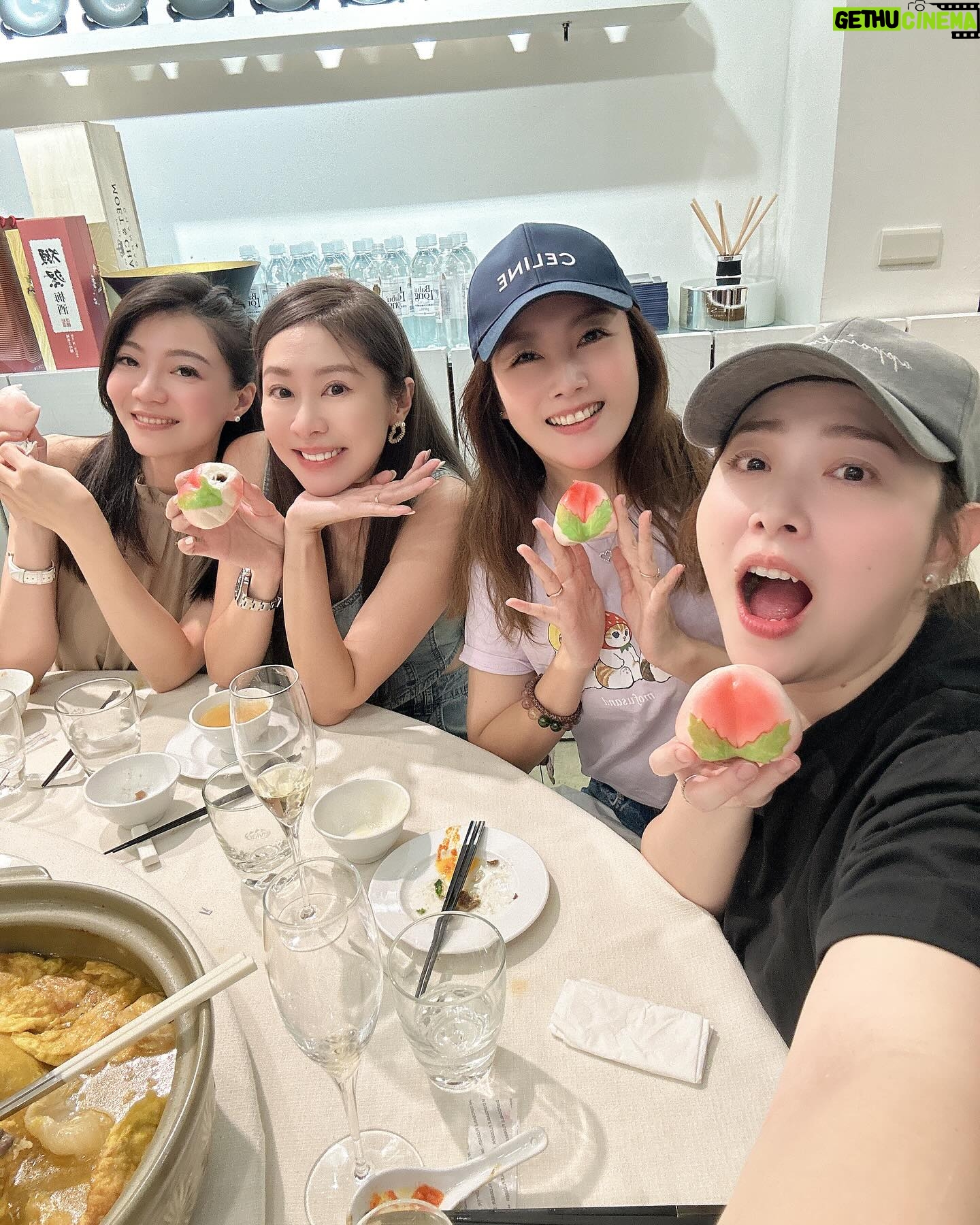 Windie Chang - 2.3K Likes - 天使媽媽❤️謝謝妳生下我,謝謝妳教我要一直做一個善良的人🫶🏻
我會繼續帶著妳未能完成的能量好好走下去💕
張棋惠生日快樂🎂
開始開放大家的祝福啦㊗️🎂🎂