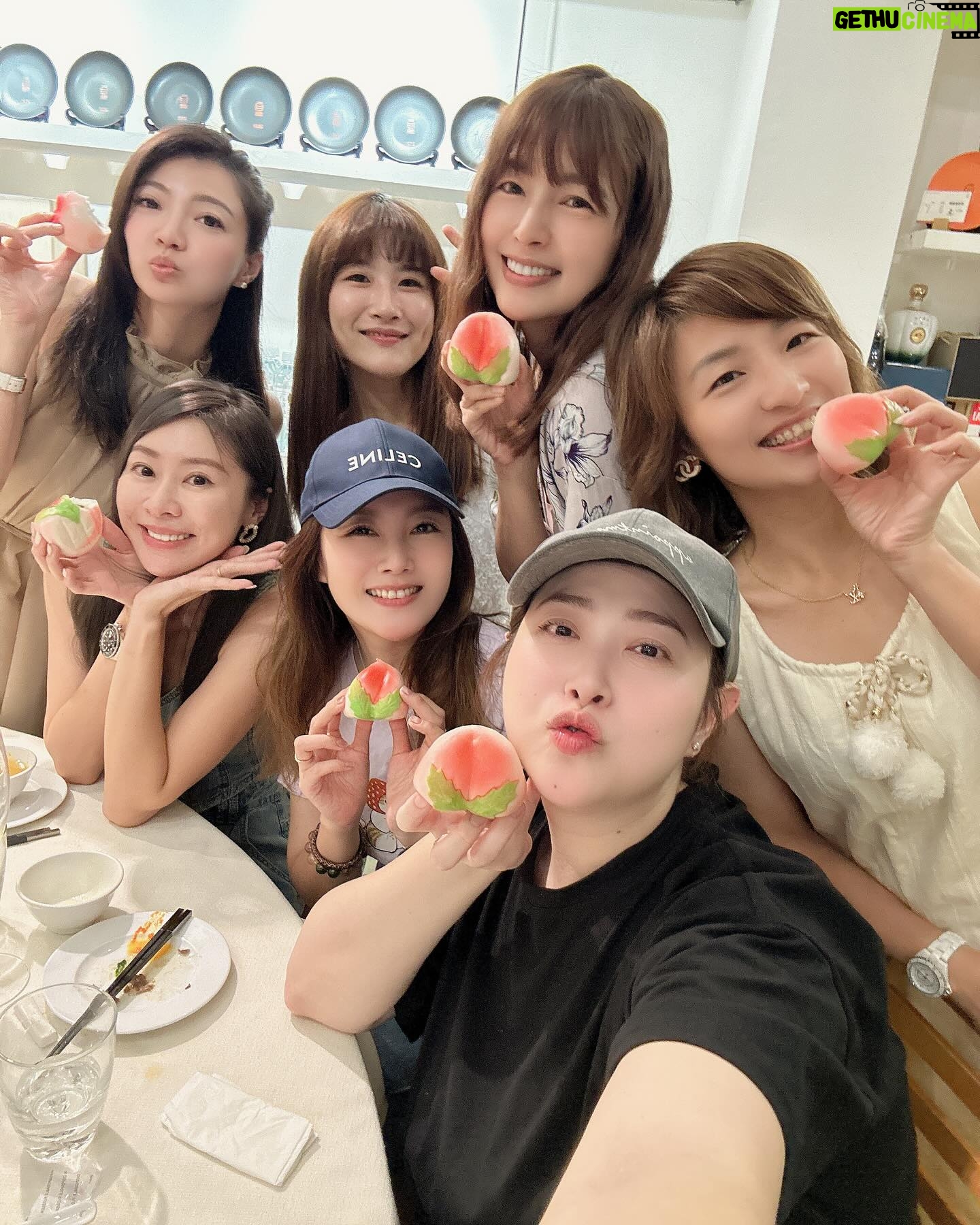 Windie Chang - 2.3K Likes - 天使媽媽❤️謝謝妳生下我,謝謝妳教我要一直做一個善良的人🫶🏻
我會繼續帶著妳未能完成的能量好好走下去💕
張棋惠生日快樂🎂
開始開放大家的祝福啦㊗️🎂🎂