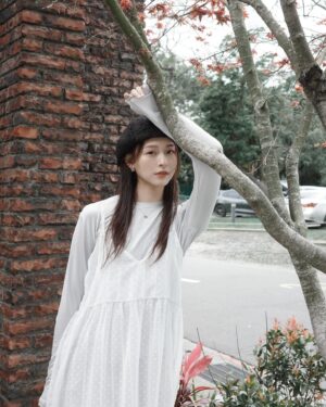 Winnie Wu Instagram - ：

與家人的提前慶生🫶🏻順便回最熟悉的母校附近走走，發覺人生目前有大半時間都是在這座山度過（！？）真的是山裡的孩子無誤😆

outfit @healertw 
透膚外罩會讓人仙氣飄飄🧚🏻‍♀️✨