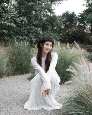 Winnie Wu Instagram - ：

與家人的提前慶生🫶🏻順便回最熟悉的母校附近走走，發覺人生目前有大半時間都是在這座山度過（！？）真的是山裡的孩子無誤😆

outfit @healertw 
透膚外罩會讓人仙氣飄飄🧚🏻‍♀️✨