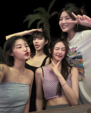 Winnie Wu Instagram - ：
一趟說走就走的旅程，和一群讓我從頭笑到尾（還很會拍照）的老友們，簡直太完美😗💜被充飽飽電了。

All @yuyu_active 🫶🏻✨