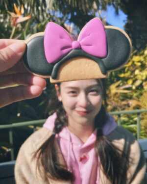 Winnie Wu Instagram - @nowyouon 粉紅小隊出發！
米妮粉紅樂園～～我們來了🎀💘🫧

久違的東京迪士尼竟然！這次就來到期限限定的粉紅米妮樂園，整個園區都變成粉紅色了啊啊啊😍
竟然連洗手台的泡泡也是米妮，可愛到爆炸！一起穿團服更好玩，還可以來玩小遊戲拿魯蛇？勳章☺️

來無數次的不會膩的地方～
希望可以每天住在城堡裡（做夢）
希望未來能去達菲樂園玩（拜託）