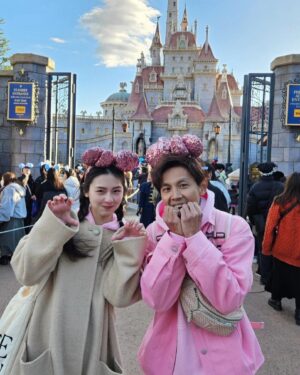 Winnie Wu Instagram - @nowyouon 粉紅小隊出發！
米妮粉紅樂園～～我們來了🎀💘🫧

久違的東京迪士尼竟然！這次就來到期限限定的粉紅米妮樂園，整個園區都變成粉紅色了啊啊啊😍
竟然連洗手台的泡泡也是米妮，可愛到爆炸！一起穿團服更好玩，還可以來玩小遊戲拿魯蛇？勳章☺️

來無數次的不會膩的地方～
希望可以每天住在城堡裡（做夢）
希望未來能去達菲樂園玩（拜託）