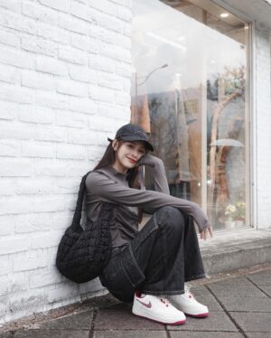 Winnie Wu Instagram - （已抽出）

新年快樂大家！
2024新的一年，決定來舉辦個新年抽獎活動
抽我腳上的這雙 情人節限定 AF1💞👟超級Q！

活動時間：1/27-2/8
抽獎方式為以下

- 按讚此篇文
- 追蹤 @ktqstore與 @___winniewu___
- 留言@一位朋友並分享至限時動態
（不限制留言次數）

完成即可參加抽獎活動
我會在2/10 抽出得獎者一位（尺寸22.5-26cm）
快來快來！祝你們中獎🧧🫶🏻✨