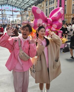 Winnie Wu Instagram - @nowyouon 粉紅小隊出發！
米妮粉紅樂園～～我們來了🎀💘🫧

久違的東京迪士尼竟然！這次就來到期限限定的粉紅米妮樂園，整個園區都變成粉紅色了啊啊啊😍
竟然連洗手台的泡泡也是米妮，可愛到爆炸！一起穿團服更好玩，還可以來玩小遊戲拿魯蛇？勳章☺️

來無數次的不會膩的地方～
希望可以每天住在城堡裡（做夢）
希望未來能去達菲樂園玩（拜託）