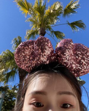 Winnie Wu Instagram - @nowyouon 粉紅小隊出發！
米妮粉紅樂園～～我們來了🎀💘🫧

久違的東京迪士尼竟然！這次就來到期限限定的粉紅米妮樂園，整個園區都變成粉紅色了啊啊啊😍
竟然連洗手台的泡泡也是米妮，可愛到爆炸！一起穿團服更好玩，還可以來玩小遊戲拿魯蛇？勳章☺️

來無數次的不會膩的地方～
希望可以每天住在城堡裡（做夢）
希望未來能去達菲樂園玩（拜託）