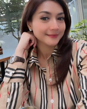 Wiwid Gunawan Instagram - Theres magic in people who have Known darkness but choose to sprinkle sunshine wherever they go. #instagram #case.kenny #happy #beauty #love #healthy #wiwidgunawan216 #blessed #widlov❣️