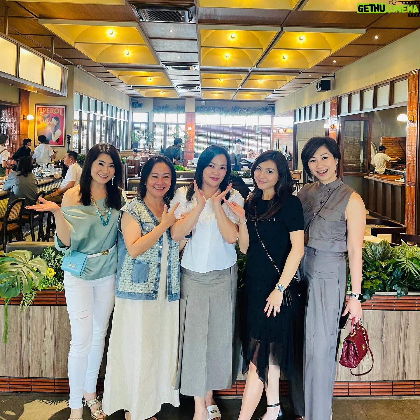 Wiwid Gunawan Instagram - Kita Sudah Terlalu tua Untuk Mempermasalahkan Sakit Hati, Yang Harus Kita Pikirkan Sekarang Adalah Bagaimana Caranya Supaya Gak Sakit Pinggang, Kesemutan, Pegal-Pegal, Sakit Lutut Dan Salah Urat. #inspirasi.keluarga #happybirthday @carolinebuddy #friends @lin_linna_ @x__tie @olvyytt #beauty #healthty #wiwidgunawan216 #blessed #widlov❣️