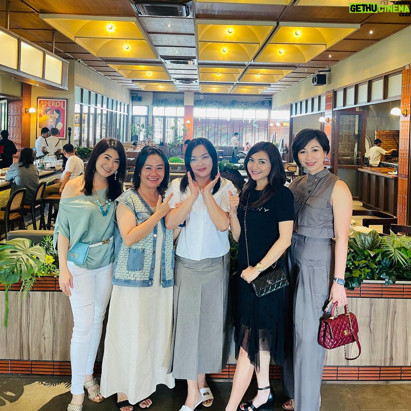 Wiwid Gunawan Instagram - Kita Sudah Terlalu tua Untuk Mempermasalahkan Sakit Hati, Yang Harus Kita Pikirkan Sekarang Adalah Bagaimana Caranya Supaya Gak Sakit Pinggang, Kesemutan, Pegal-Pegal, Sakit Lutut Dan Salah Urat. #inspirasi.keluarga #happybirthday @carolinebuddy #friends @lin_linna_ @x__tie @olvyytt #beauty #healthty #wiwidgunawan216 #blessed #widlov❣️