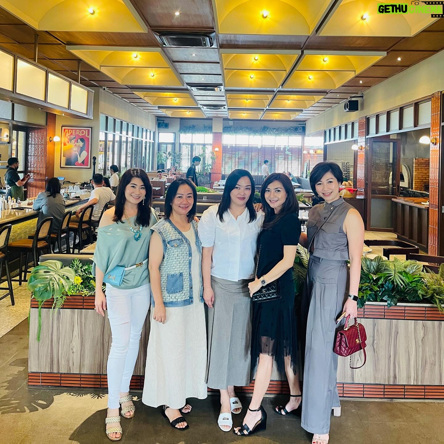 Wiwid Gunawan Instagram - Kita Sudah Terlalu tua Untuk Mempermasalahkan Sakit Hati, Yang Harus Kita Pikirkan Sekarang Adalah Bagaimana Caranya Supaya Gak Sakit Pinggang, Kesemutan, Pegal-Pegal, Sakit Lutut Dan Salah Urat. #inspirasi.keluarga #happybirthday @carolinebuddy #friends @lin_linna_ @x__tie @olvyytt #beauty #healthty #wiwidgunawan216 #blessed #widlov❣️