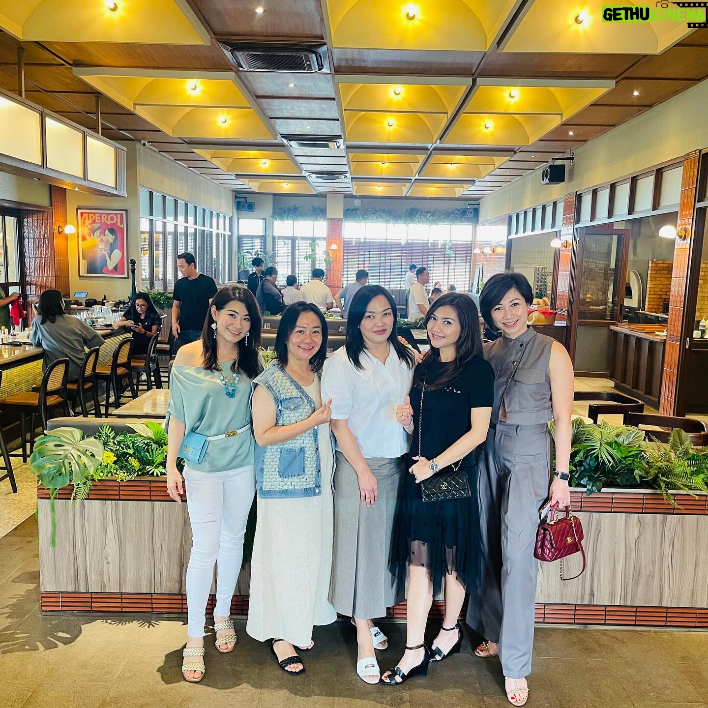 Wiwid Gunawan Instagram - Kita Sudah Terlalu tua Untuk Mempermasalahkan Sakit Hati, Yang Harus Kita Pikirkan Sekarang Adalah Bagaimana Caranya Supaya Gak Sakit Pinggang, Kesemutan, Pegal-Pegal, Sakit Lutut Dan Salah Urat. #inspirasi.keluarga #happybirthday @carolinebuddy #friends @lin_linna_ @x__tie @olvyytt #beauty #healthty #wiwidgunawan216 #blessed #widlov❣️