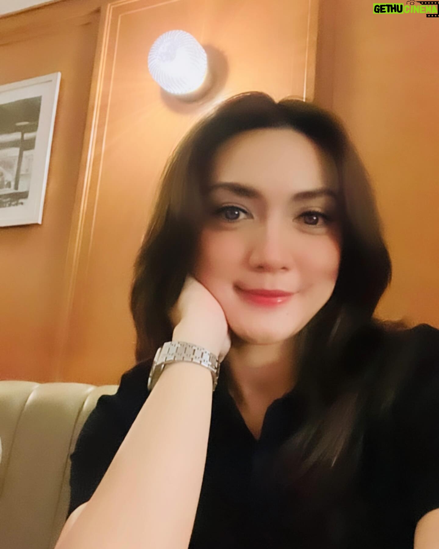 Wiwid Gunawan Instagram - Tidak ada kehidupan yang sempurna ,karena sedih dan tawa selalu akan hadir menyapa,maka jadikan sabar dan syukur sebagai penyempurna segala rasa yang ada..Selamat Malam.. #pesanmama #happy #sweet #love #wiwidgunawan216 #thankful #grateful #blessed #widlov❣️