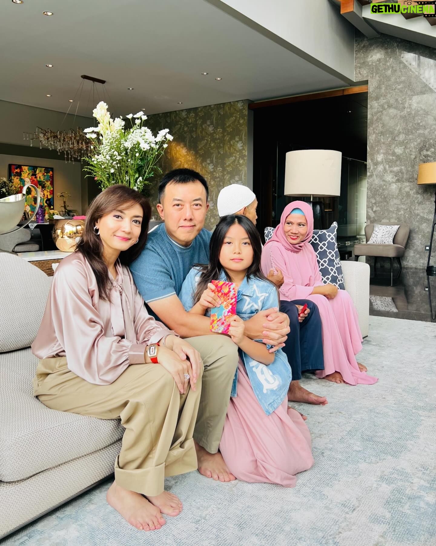Wiwid Gunawan Instagram - Idul Fitri adalah saat yang tepat untuk memperbaiki diri, menebarkan kebaikan, dan merajut kebersamaan di tengah perbedaan.” 😇Selamat Idul Fitri 1445 H, Mohon Maaf Lahir dan Batin🙏🏻 #alhamdulilah #barokalloh #happy #love #wiwidgunawan216 #blessed #widlov❣️