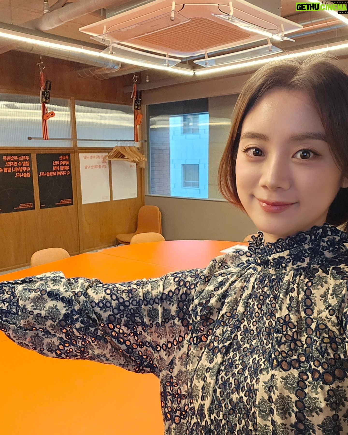 Woo Hye-rim Instagram - 4개월 동안 진행했던 저의 첫 독서 모임💕 Heart-to-Heart이라는 이름만큼 따듯하고 행복한 시간이었어요~우리 클럽 멤버들 한 분 한 분 너무 소중하고 감사해요! 수요일 퇴근 시간에 피곤한 몸을 이끌고 반짝이는 눈으로 토론에 임해주셔서 감사해요! 잊지 않을게요🌟🩷 @trevari_official #bookclub #독서모임