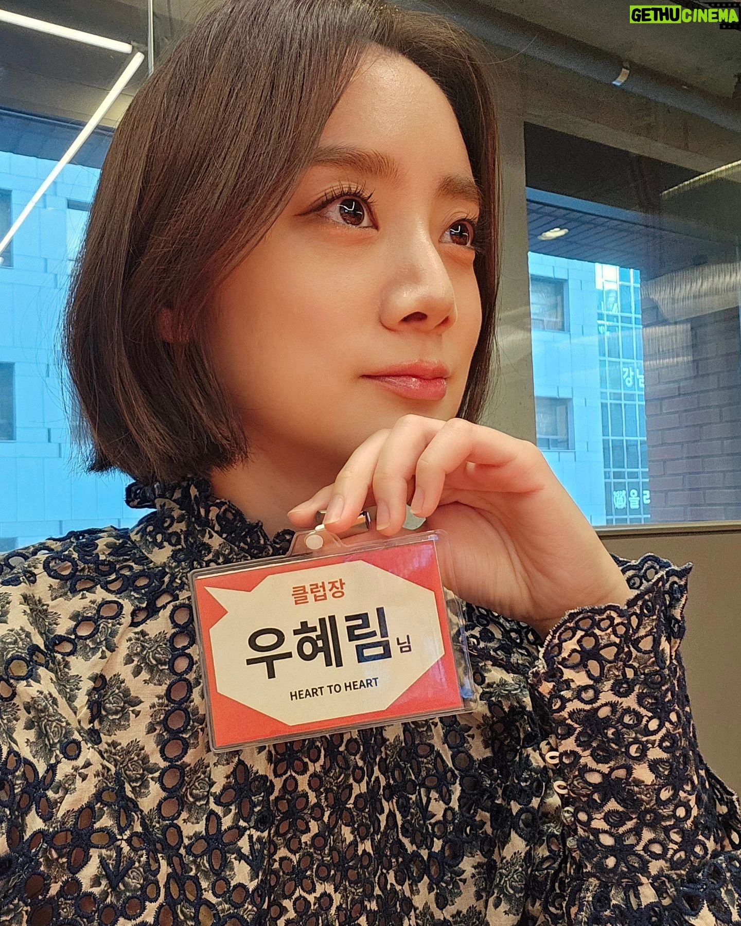 Woo Hye-rim Instagram - 4개월 동안 진행했던 저의 첫 독서 모임💕 Heart-to-Heart이라는 이름만큼 따듯하고 행복한 시간이었어요~우리 클럽 멤버들 한 분 한 분 너무 소중하고 감사해요! 수요일 퇴근 시간에 피곤한 몸을 이끌고 반짝이는 눈으로 토론에 임해주셔서 감사해요! 잊지 않을게요🌟🩷 @trevari_official #bookclub #독서모임