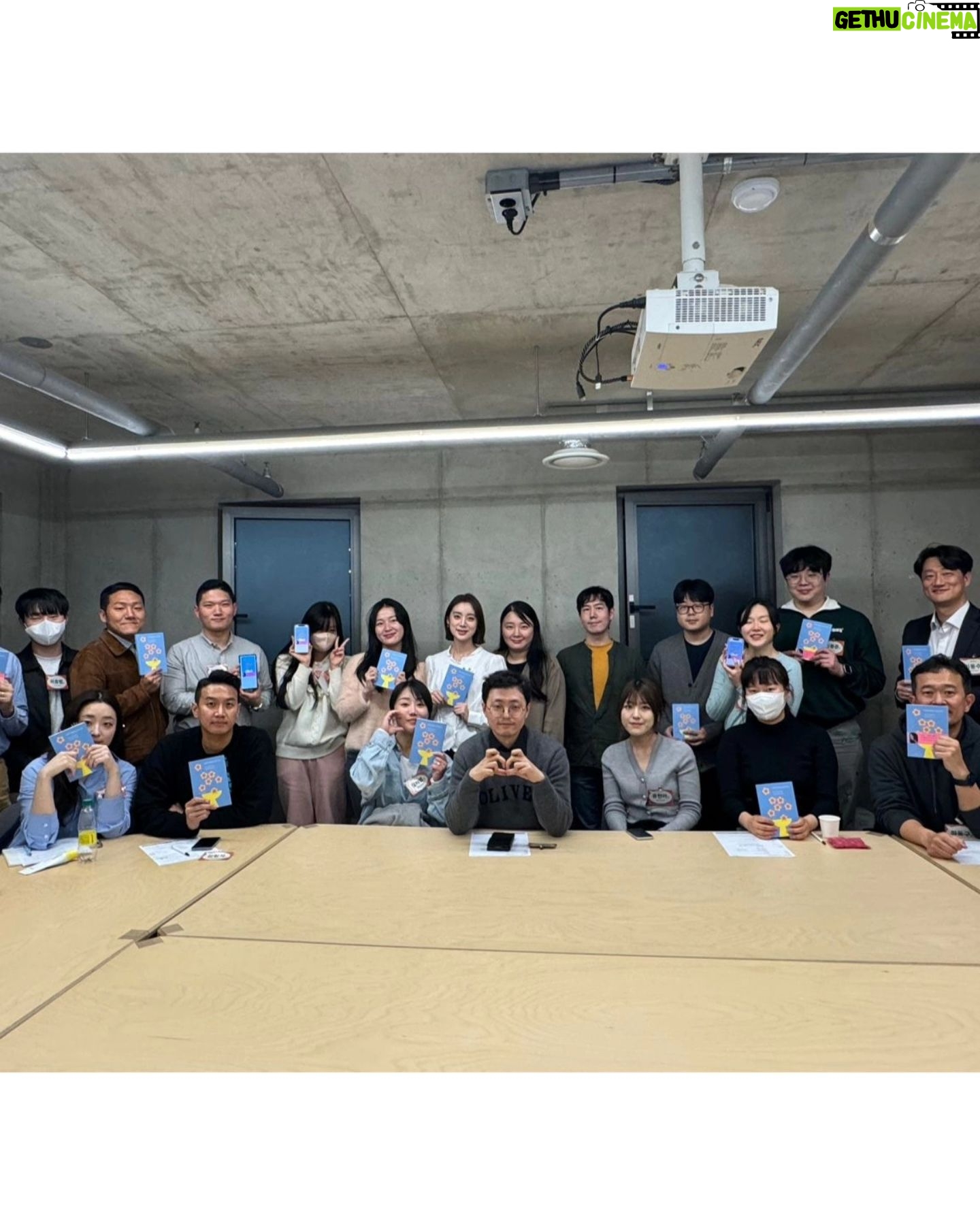 Woo Hye-rim Instagram - 4개월 동안 진행했던 저의 첫 독서 모임💕 Heart-to-Heart이라는 이름만큼 따듯하고 행복한 시간이었어요~우리 클럽 멤버들 한 분 한 분 너무 소중하고 감사해요! 수요일 퇴근 시간에 피곤한 몸을 이끌고 반짝이는 눈으로 토론에 임해주셔서 감사해요! 잊지 않을게요🌟🩷 @trevari_official #bookclub #독서모임