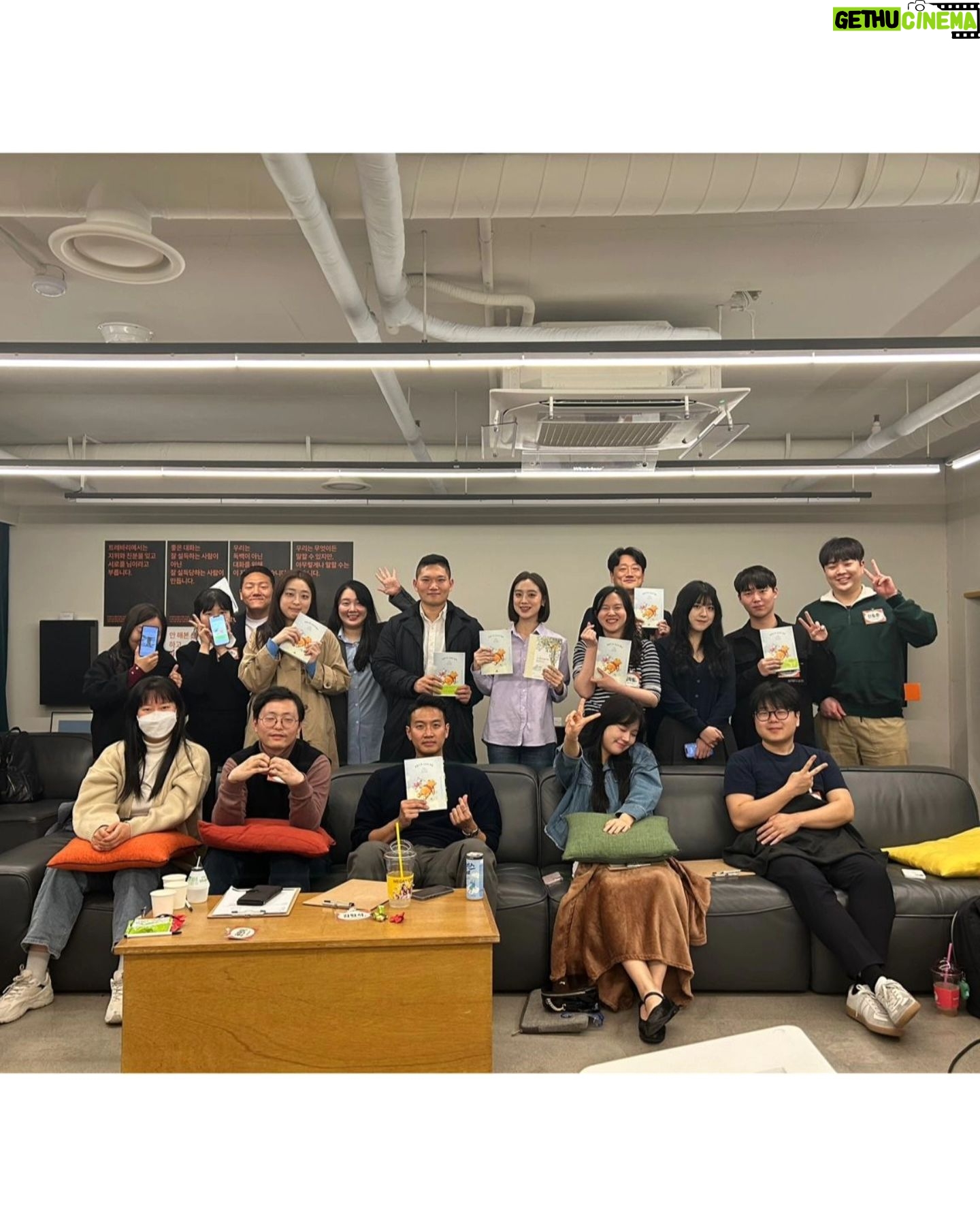 Woo Hye-rim Instagram - 4개월 동안 진행했던 저의 첫 독서 모임💕 Heart-to-Heart이라는 이름만큼 따듯하고 행복한 시간이었어요~우리 클럽 멤버들 한 분 한 분 너무 소중하고 감사해요! 수요일 퇴근 시간에 피곤한 몸을 이끌고 반짝이는 눈으로 토론에 임해주셔서 감사해요! 잊지 않을게요🌟🩷 @trevari_official #bookclub #독서모임