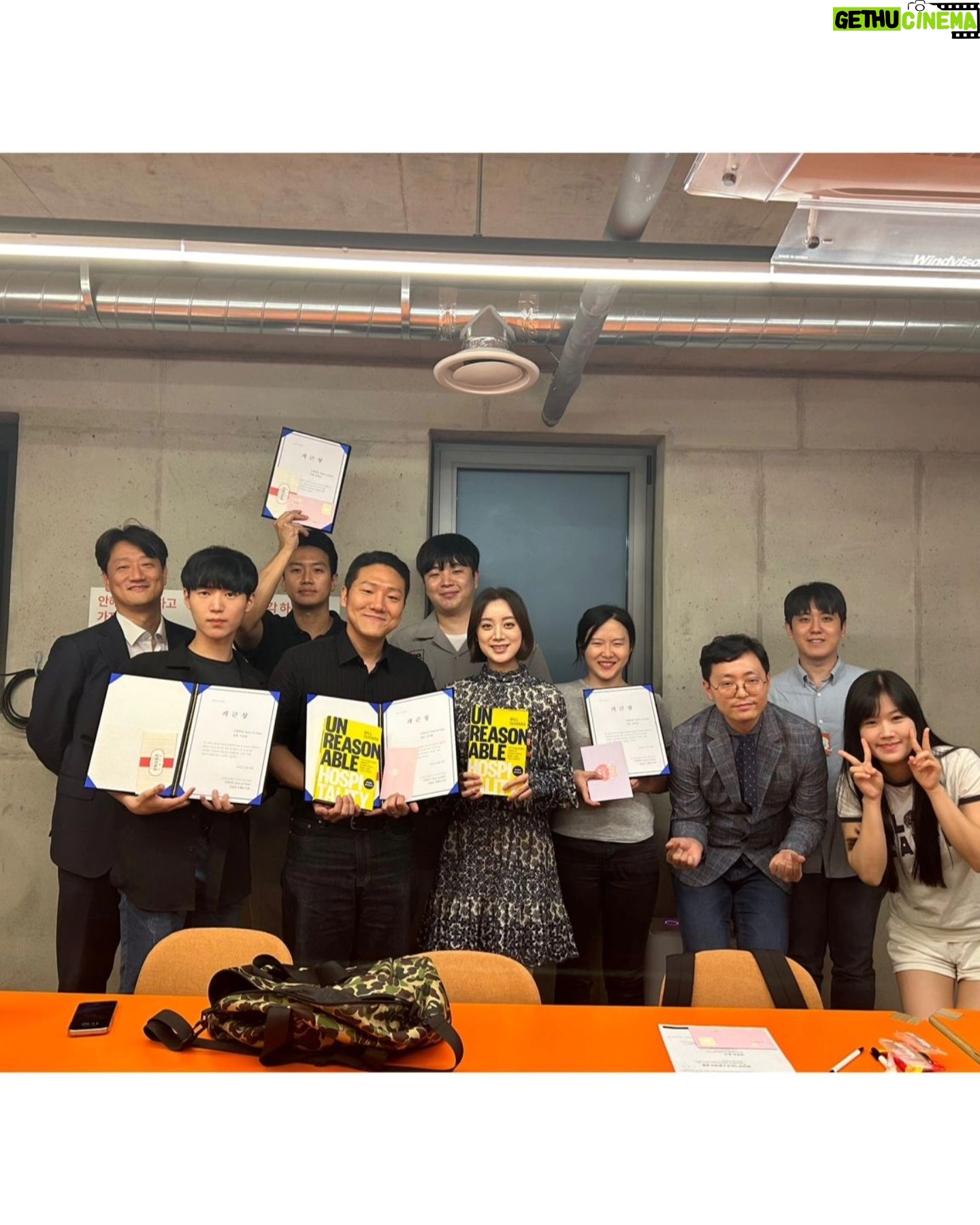 Woo Hye-rim Instagram - 4개월 동안 진행했던 저의 첫 독서 모임💕 Heart-to-Heart이라는 이름만큼 따듯하고 행복한 시간이었어요~우리 클럽 멤버들 한 분 한 분 너무 소중하고 감사해요! 수요일 퇴근 시간에 피곤한 몸을 이끌고 반짝이는 눈으로 토론에 임해주셔서 감사해요! 잊지 않을게요🌟🩷 @trevari_official #bookclub #독서모임