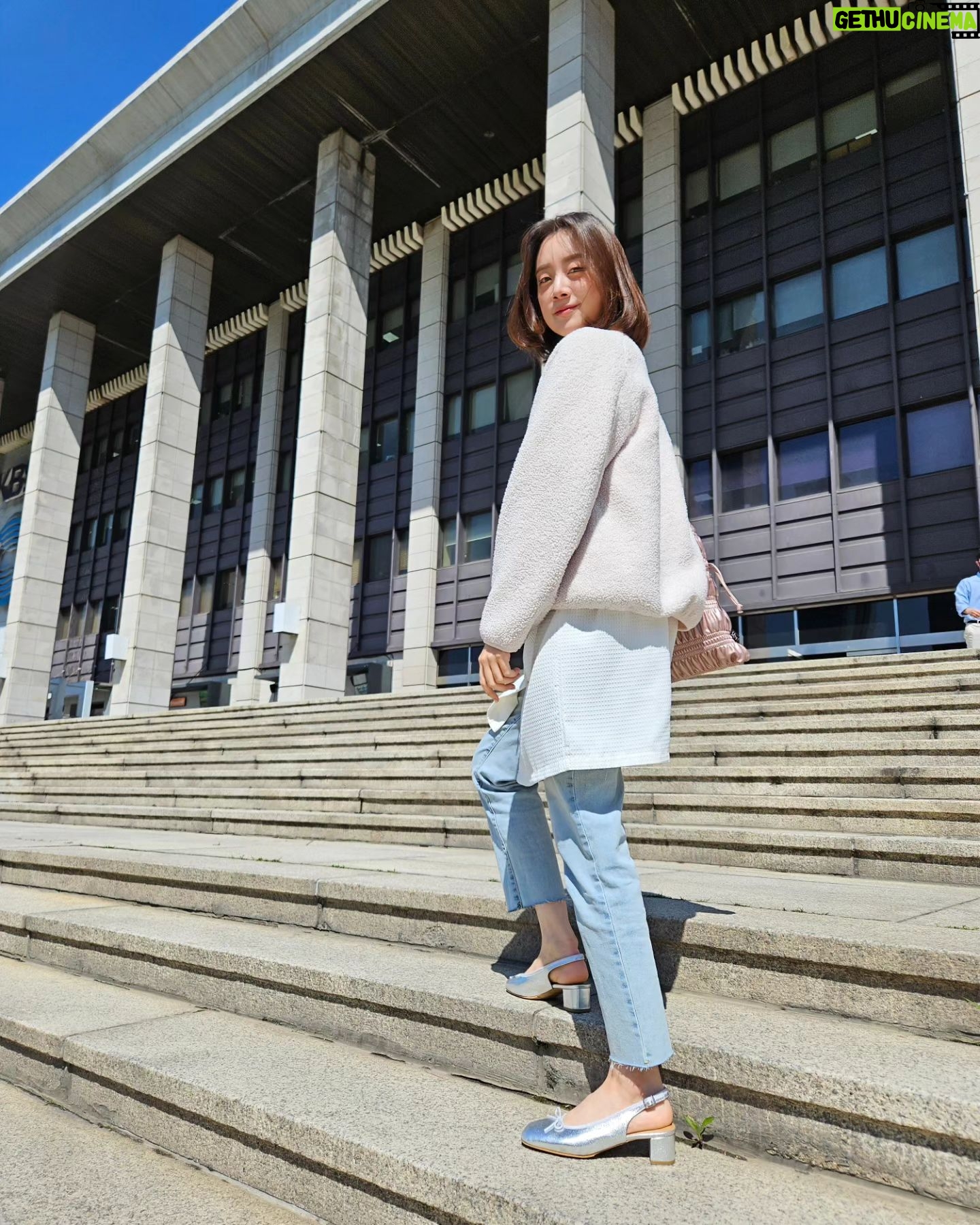Woo Hye-rim Instagram - 오늘도 라됴 출근💕 #벌써100일 #wonderhourswithhyerim @kbsonefineday