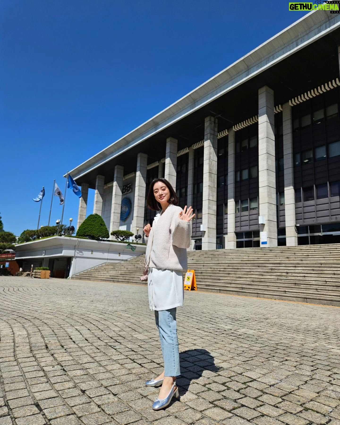 Woo Hye-rim Instagram - 오늘도 라됴 출근💕 #벌써100일 #wonderhourswithhyerim @kbsonefineday
