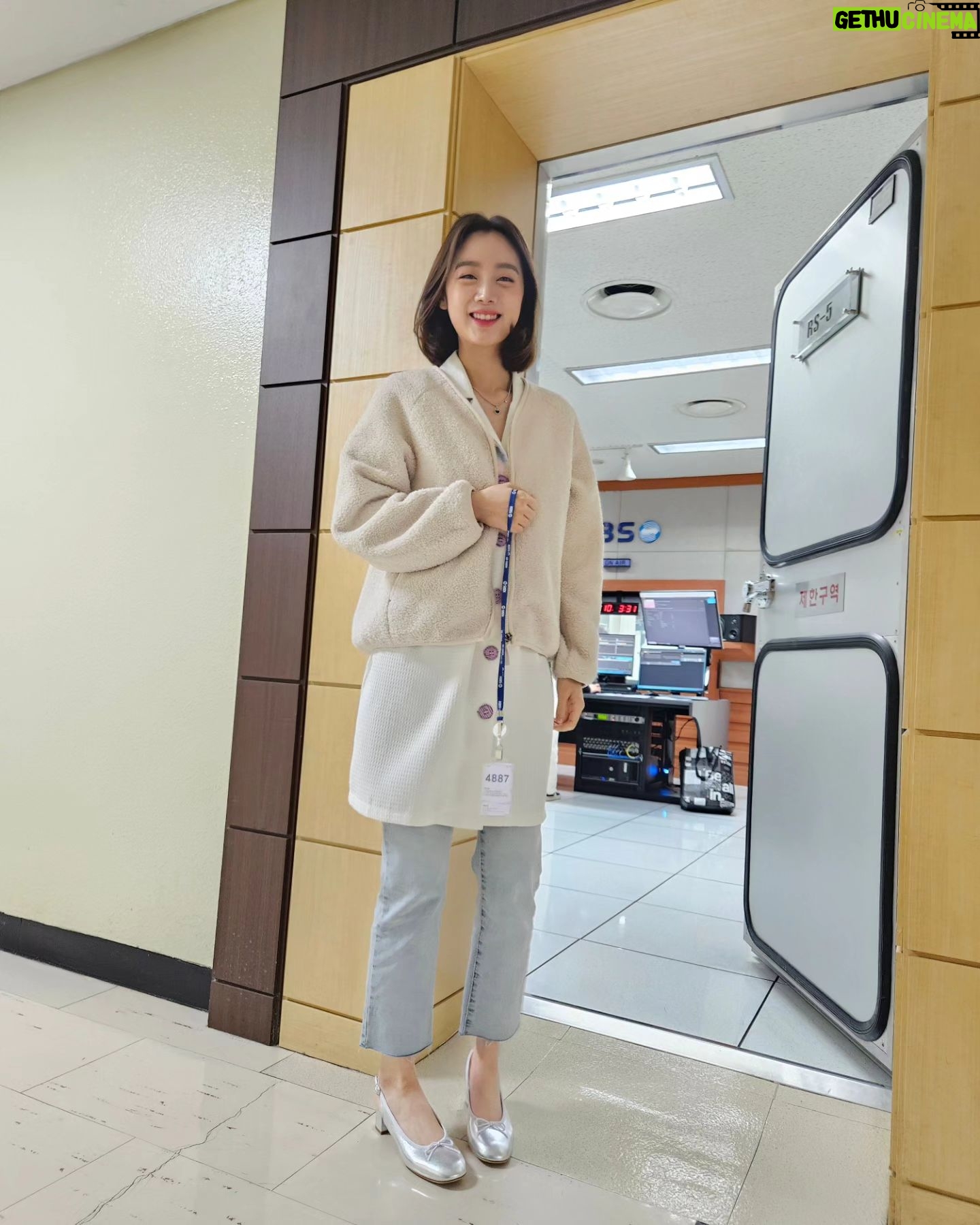 Woo Hye-rim Instagram - 오늘도 라됴 출근💕 #벌써100일 #wonderhourswithhyerim @kbsonefineday