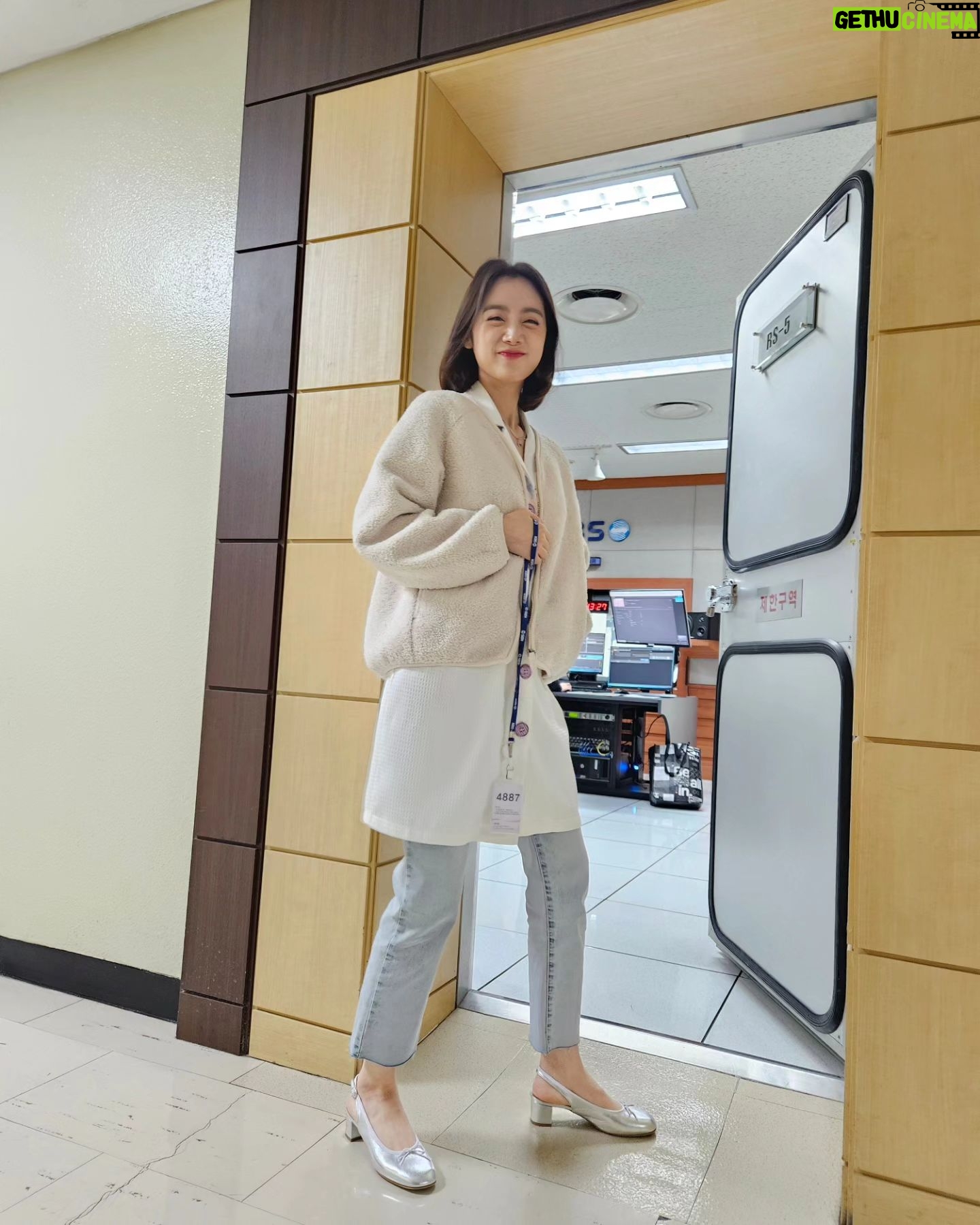 Woo Hye-rim Instagram - 오늘도 라됴 출근💕 #벌써100일 #wonderhourswithhyerim @kbsonefineday
