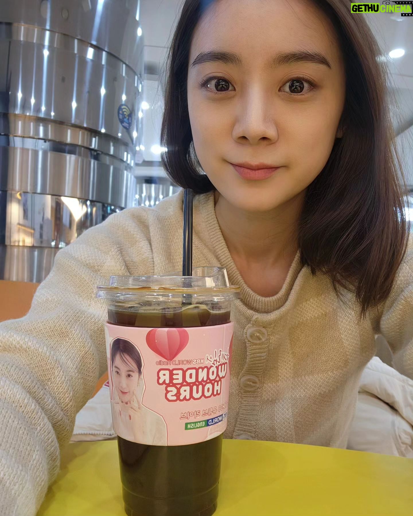 Woo Hye-rim Instagram - 출근하고 카페에 갔더니.. 두둥!! 😍😍😍오늘도 #wonderhourswithhyerim See you at 12pm LIVE on Youtube!!