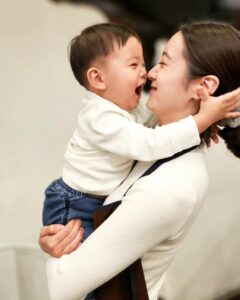 Woo Hye-rim Instagram - 항상 고맙고 미안하고 사랑해❤️ #아들맘 #두살 (팔 운동 시켜줘서 고맙구나💪덕분에 근력이 늘었어^^)
