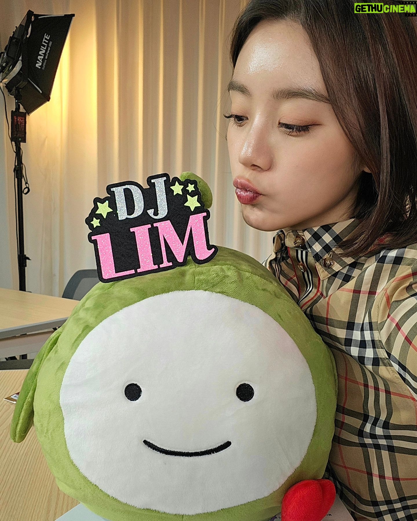Woo Hye-rim Instagram - 다음에는 뭐 틀지? 🤔💕 요즘 뭐 들어요? 🎧📻 #신청곡 What’s on your playlist?! #wonderhourswithhyerim #kbsworldradio #라디오 #영어라디오 💯
